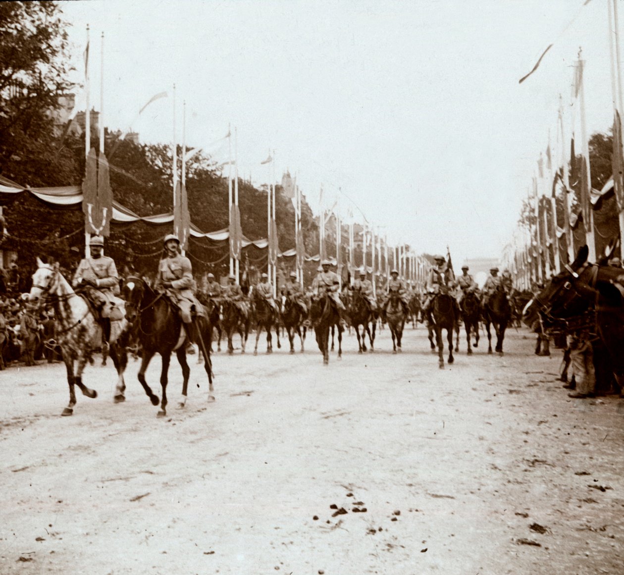 घुड़सवार अधिकारी, विजय परेड, पेरिस, फ्रांस, c1918-c1919 द्वारा अज्ञात