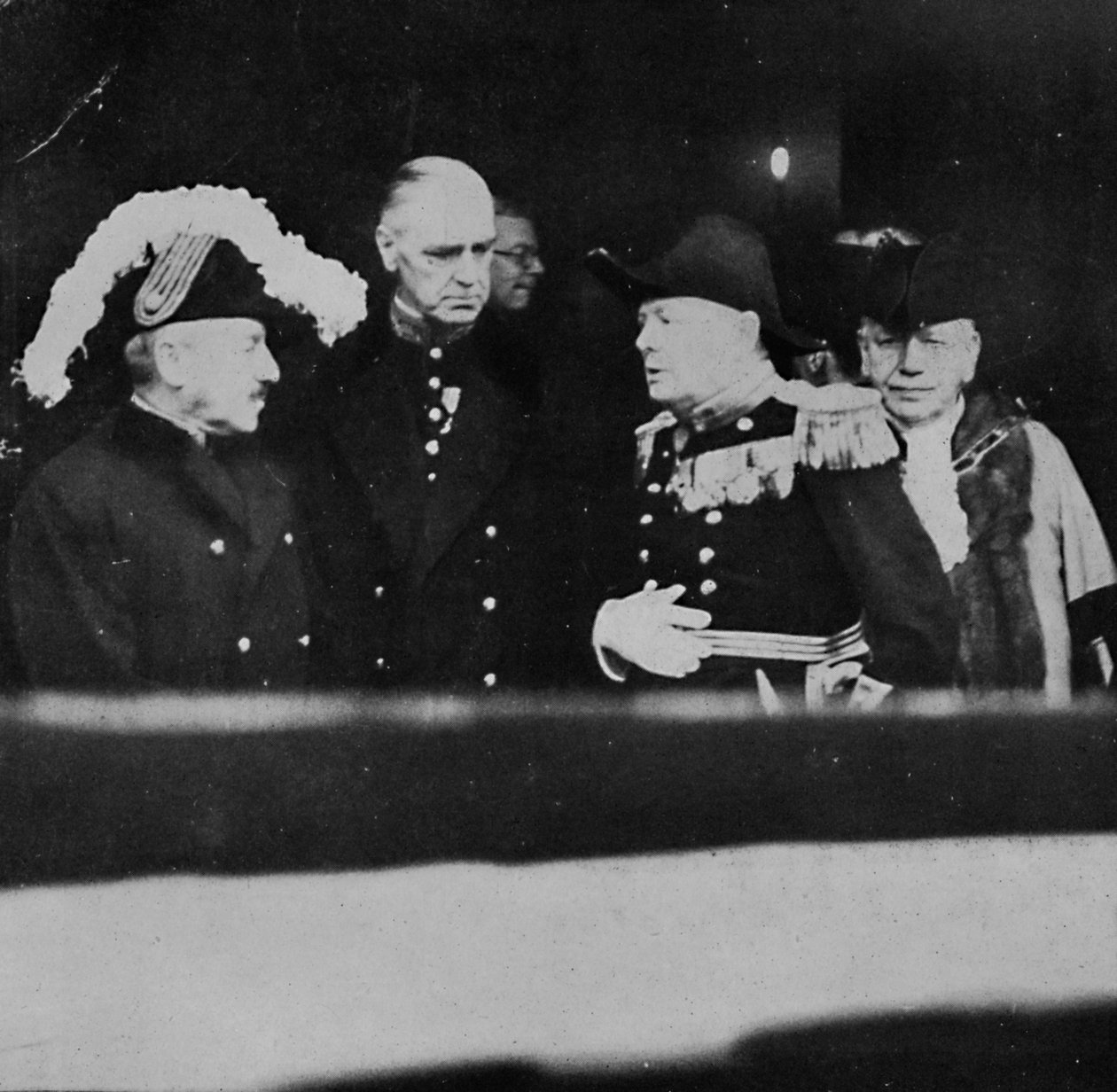 1936, 1945 में प्रिवी पार्षदों की बैठक के लिए सेंट जेम्ज़ पैलेस में श्री चर्चिल द्वारा अज्ञात
