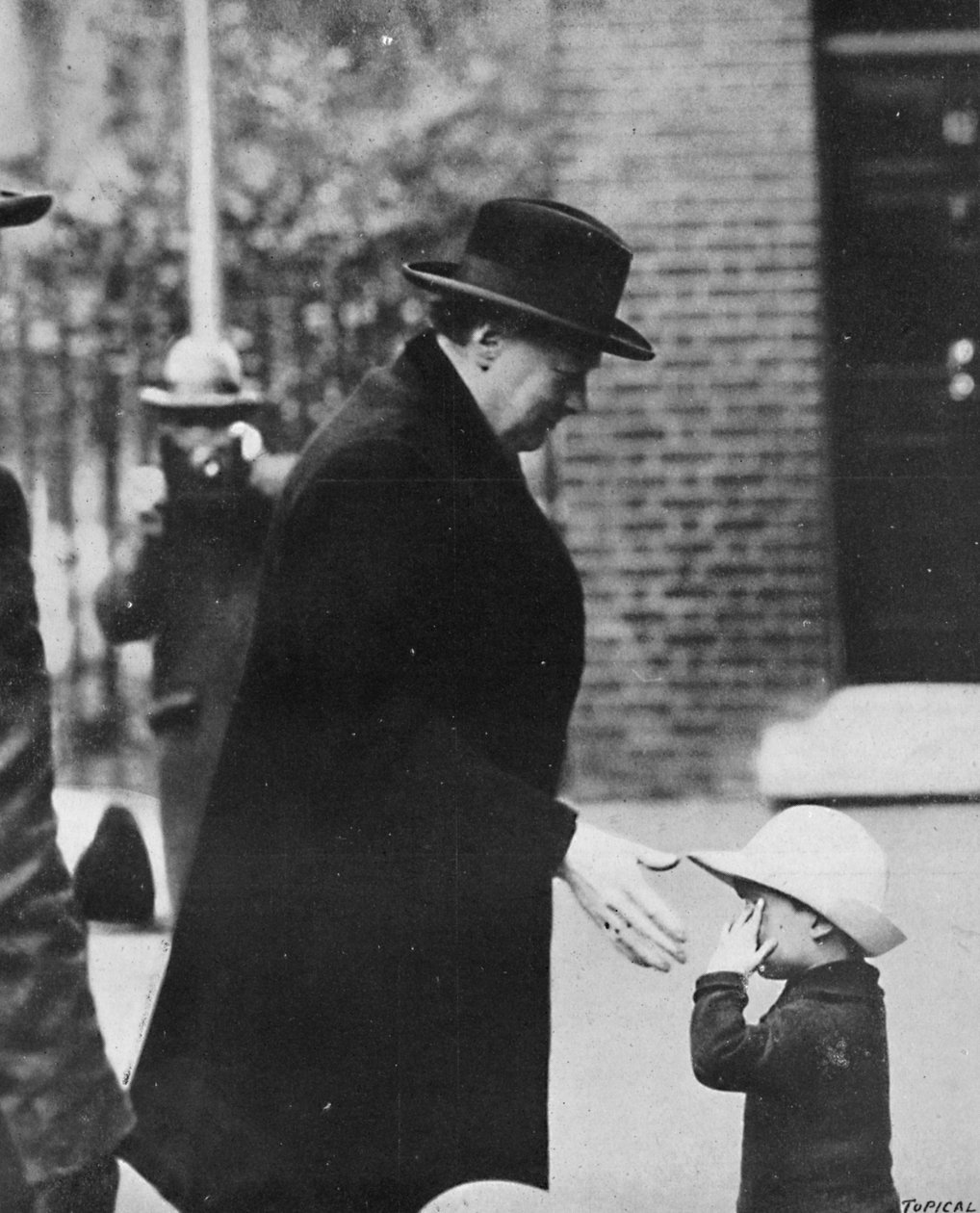 1926, 1926, 1945 में जनरल स्ट्राइक के दौरान कैबिनेट की बैठक में भाग लेने वाले श्री चर्चिल द्वारा अज्ञात