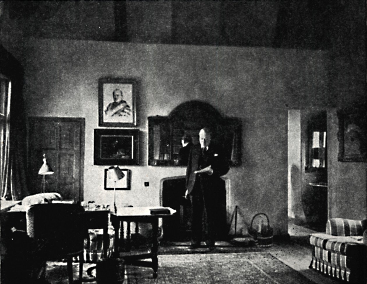 मिस्टर चर्चिल इन हिज स्टडी इन वेस्टरहम, 1930, 1945। द्वारा अज्ञात