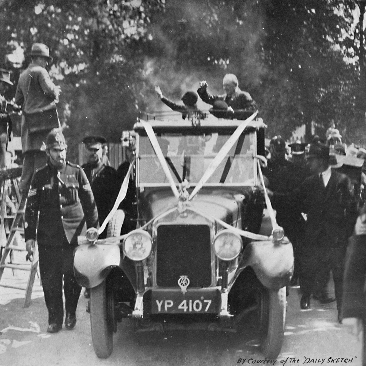 मिस्टर चर्चिल को ईपिंग के लिए कंजर्वेटिव, 1929, 1945 के रूप में लौटाया गया था द्वारा अज्ञात