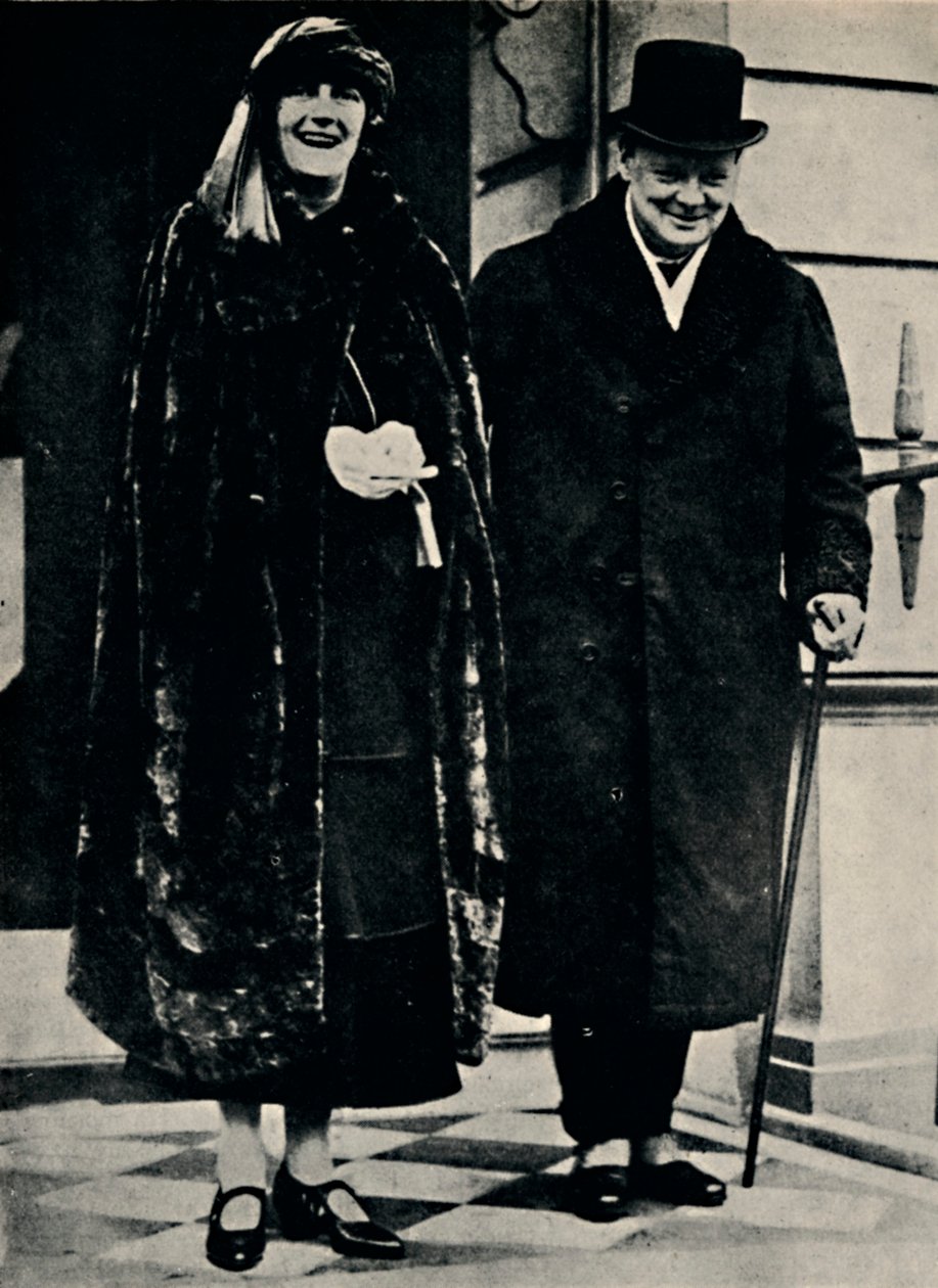 मिस्टर एंड मिसेज चर्चिल इन द अर्ली ट्वेंटीज़, 1923, 1945। द्वारा अज्ञात
