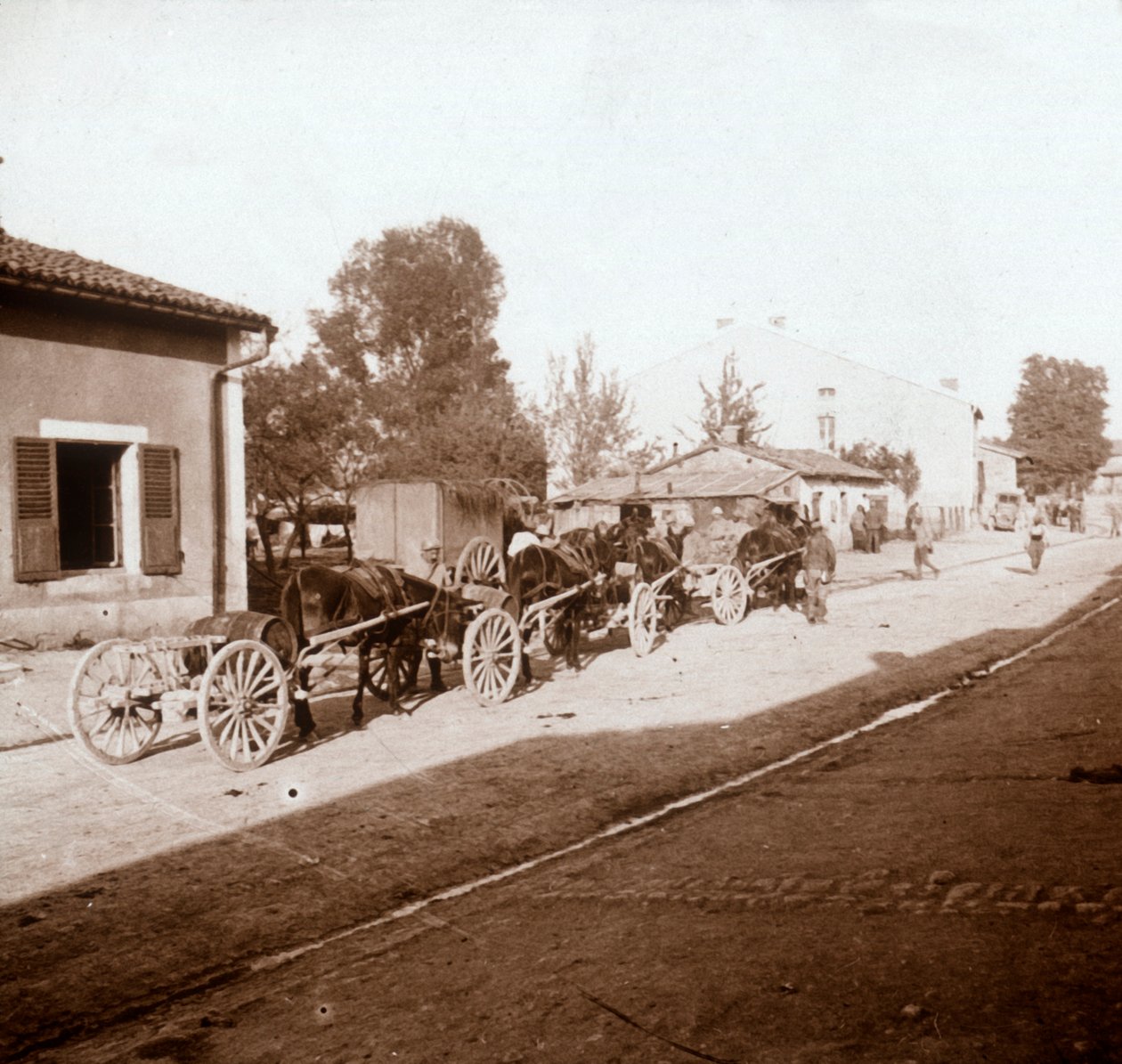 खच्चरों की आपूर्ति के साथ वैगन, उत्तरी फ्रांस, c1914-c1918 द्वारा अज्ञात