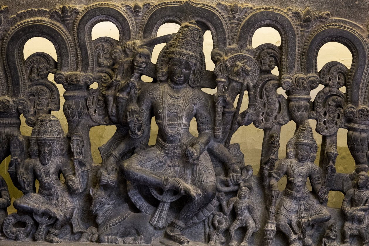 भारत का राष्ट्रीय संग्रहालय, दिल्ली। त्रिमूर्ति (ब्रह्मा, विष्णु और शिव) दिखाते हुए लिंटेल। काकतीय द्वारा अज्ञात