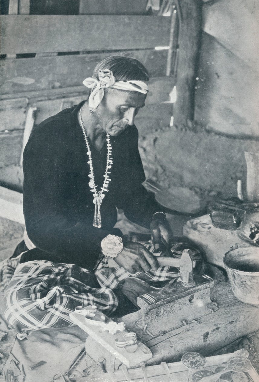नवाजो सिल्वर और फ़िरोज़ा ज्वैलरी, 1931 द्वारा अज्ञात