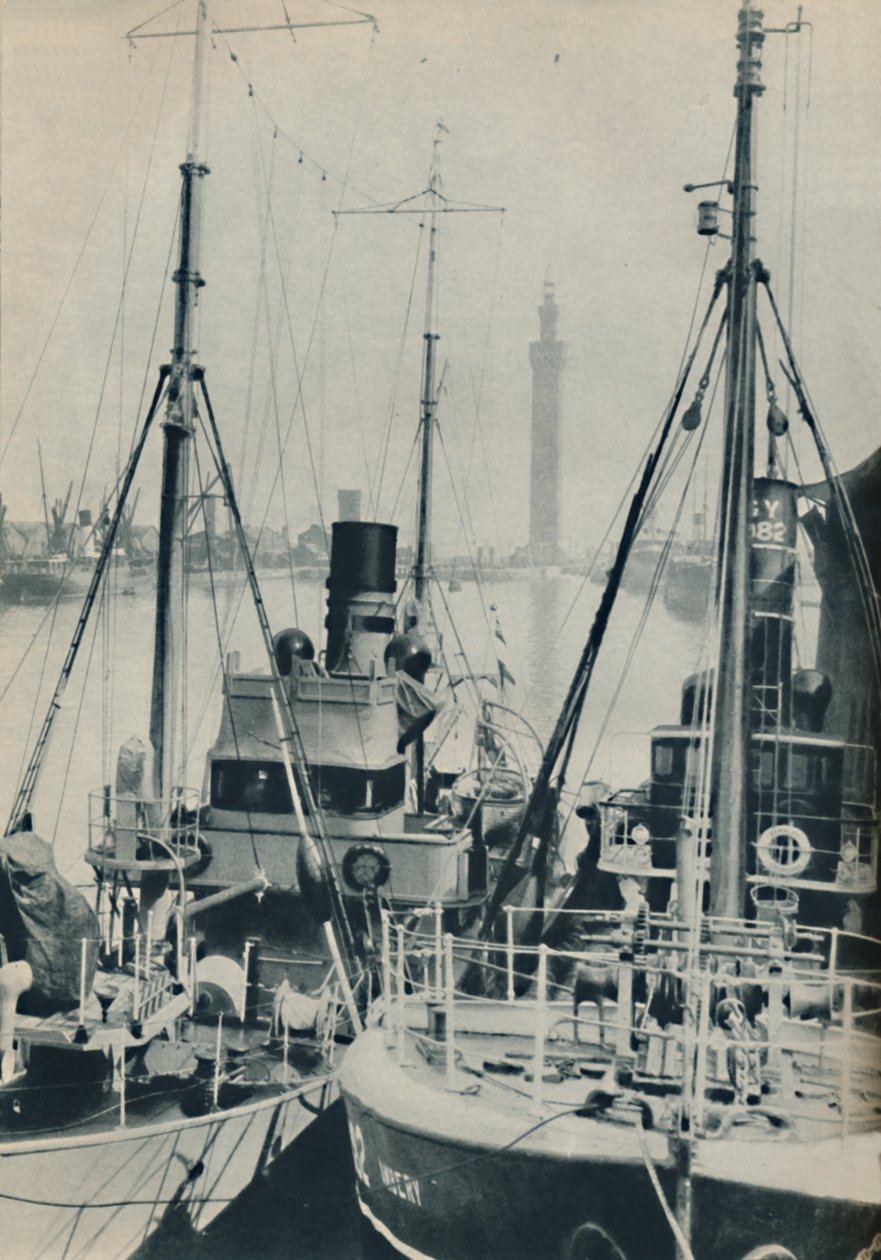 नवल ट्रॉलर, एचएमएस लिफी ग्रिस्बी डॉक्स, 1937 में एक ग्रिम्सबी मछली पकड़ने के पोत के साथ द्वारा अज्ञात