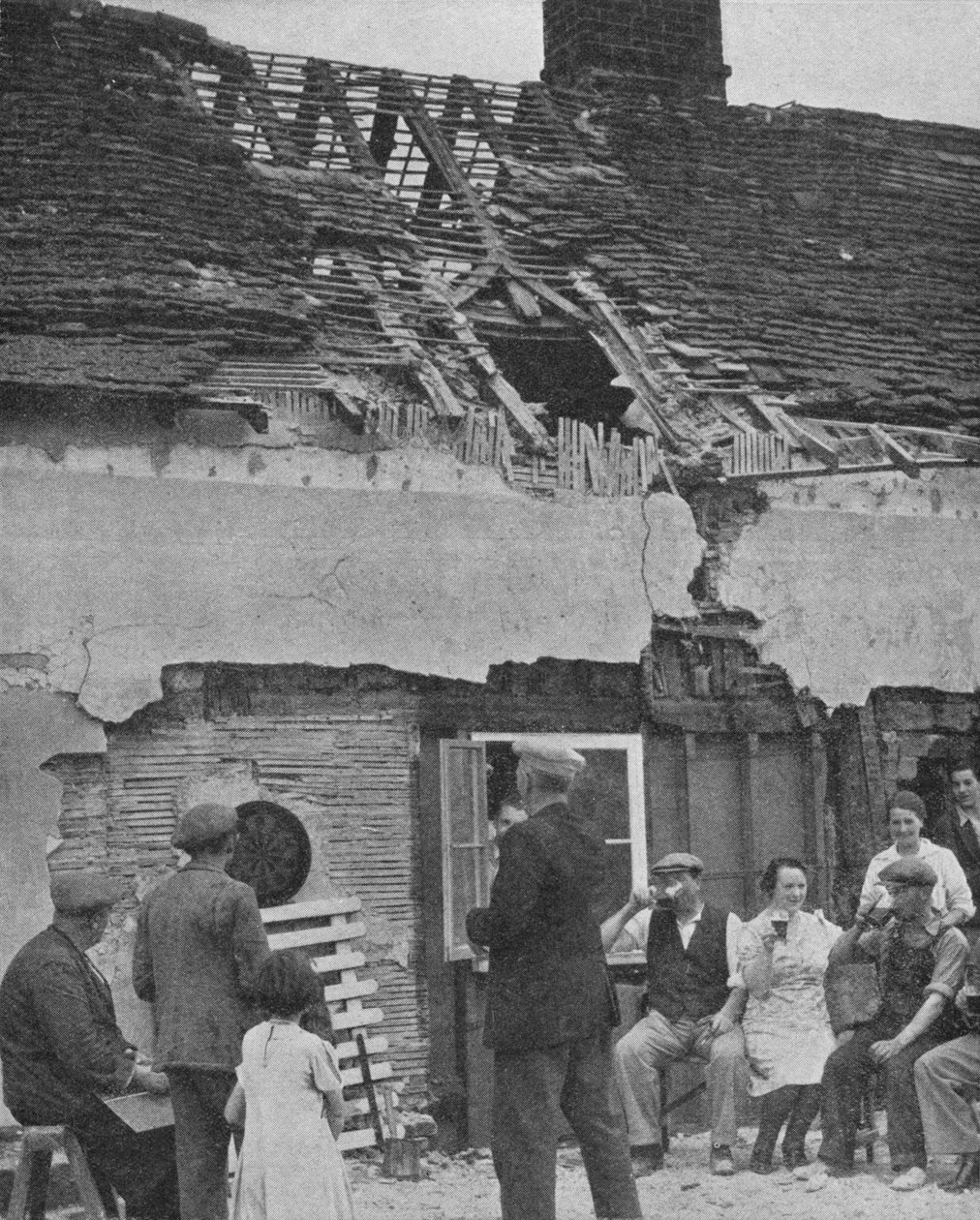 नाजियों ने ब्रिटेन पर 1940, 1940 में हवाई हमले तेज कर दिए द्वारा अज्ञात