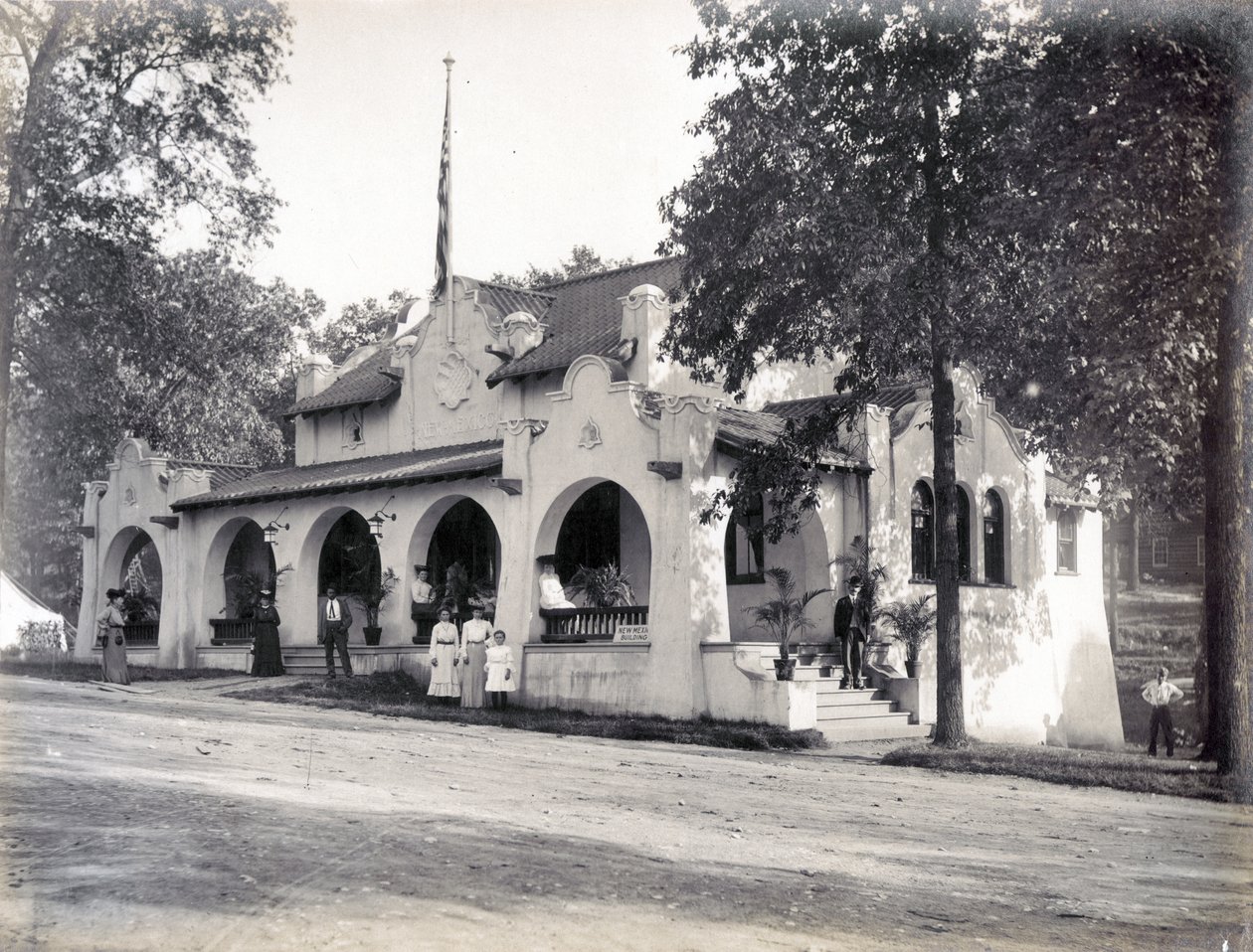 1904 के विश्व मेले में न्यू मैक्सिको स्टेट बिल्डिंग द्वारा अज्ञात