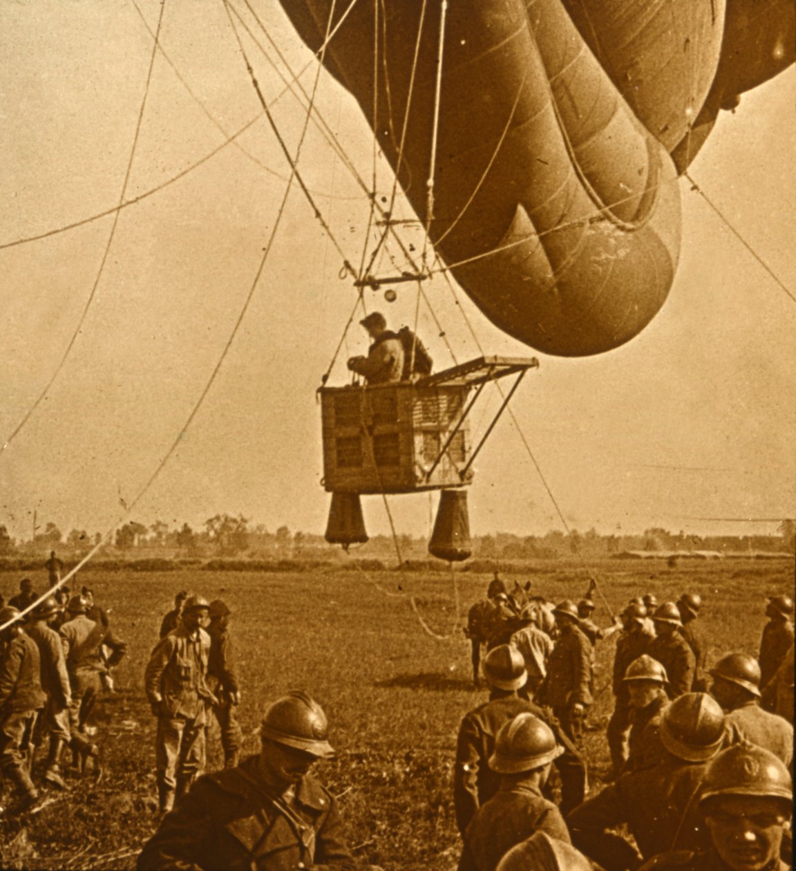 बैराज गुब्बारे से दुश्मन की स्थिति का अवलोकन, c1914-c1918 द्वारा अज्ञात