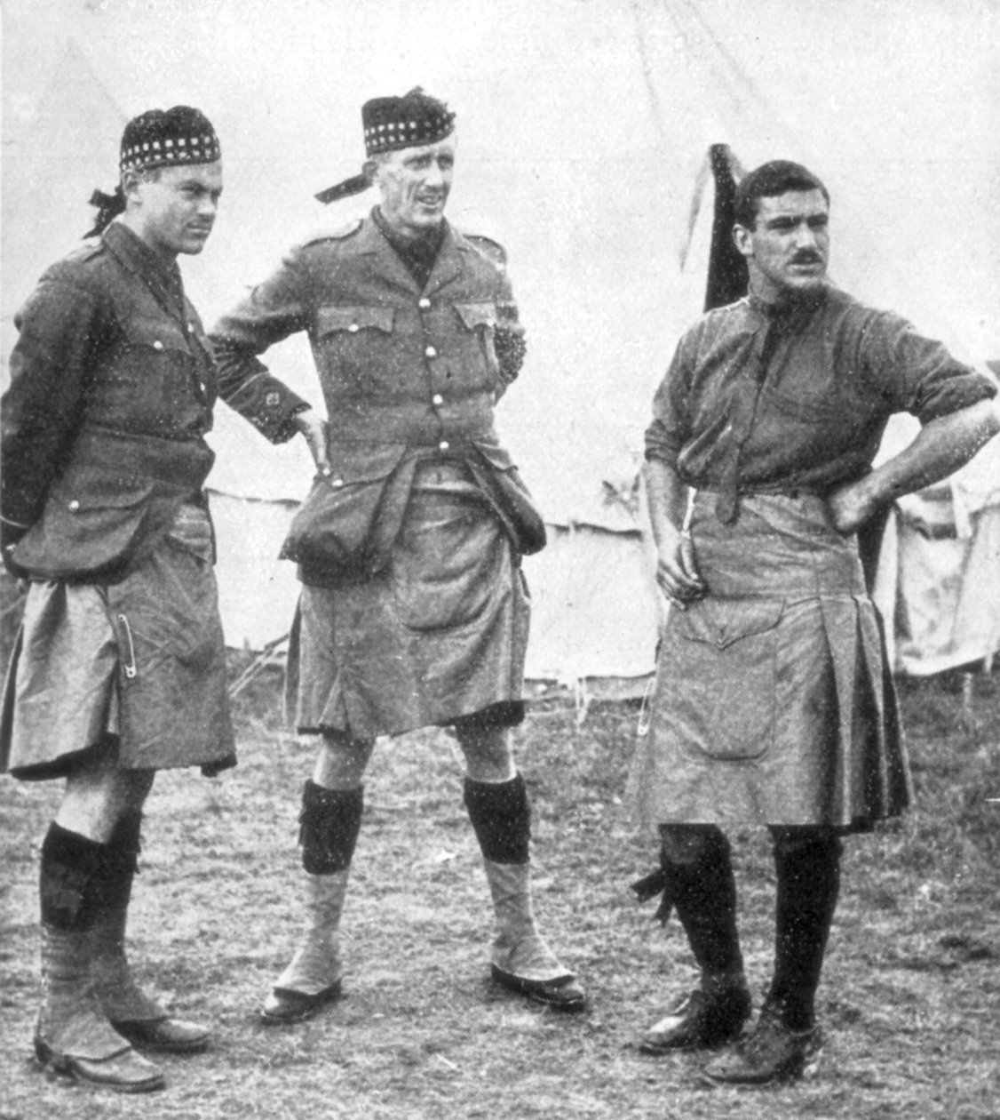 कैनेडियन हाइलैंडर्स के अधिकारी, 1915 द्वारा अज्ञात