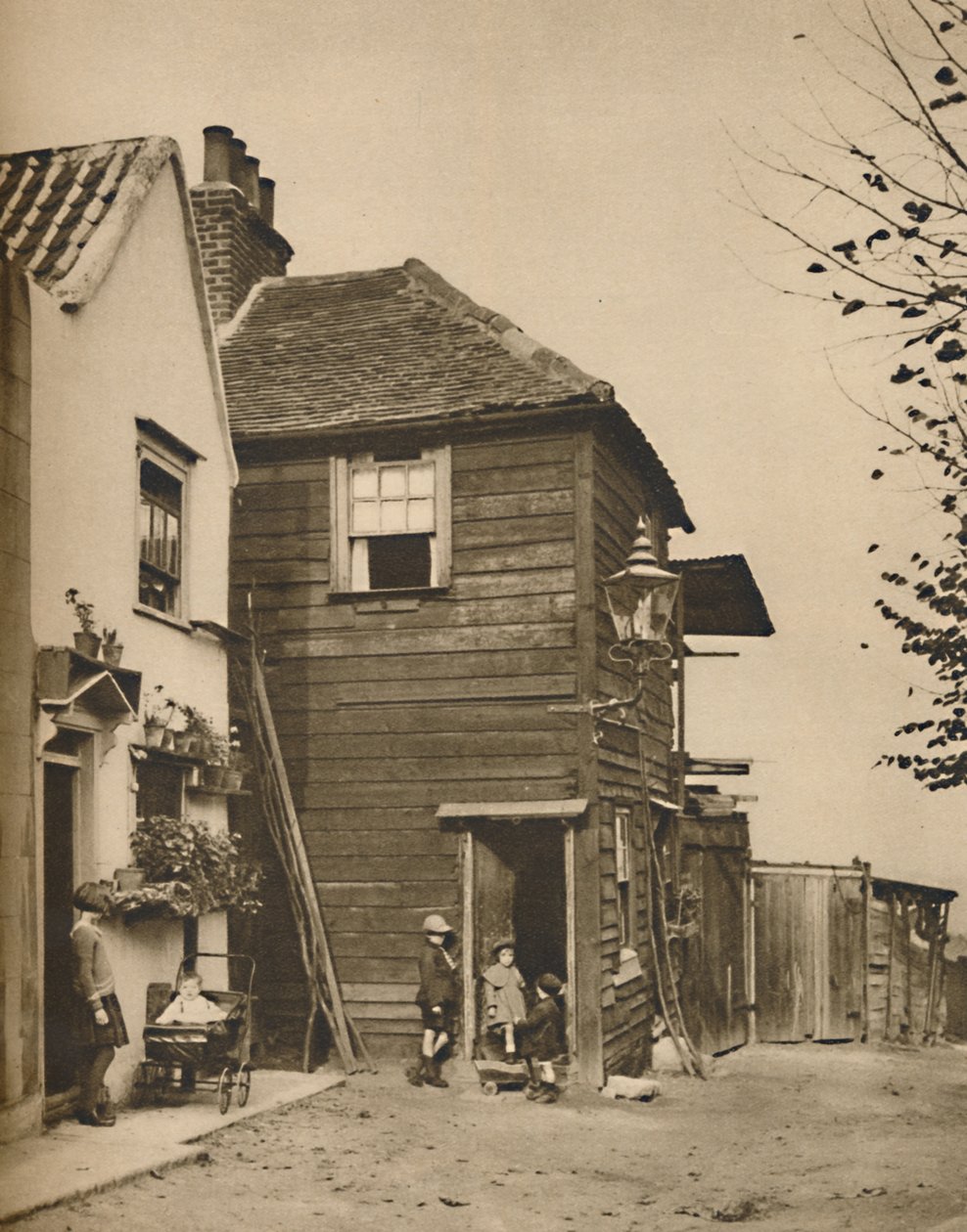 हाईवेगेट में पुराने घर जिनके दरवाजे ग्रामीणों ने कोच पास देखे। c1935। द्वारा अज्ञात