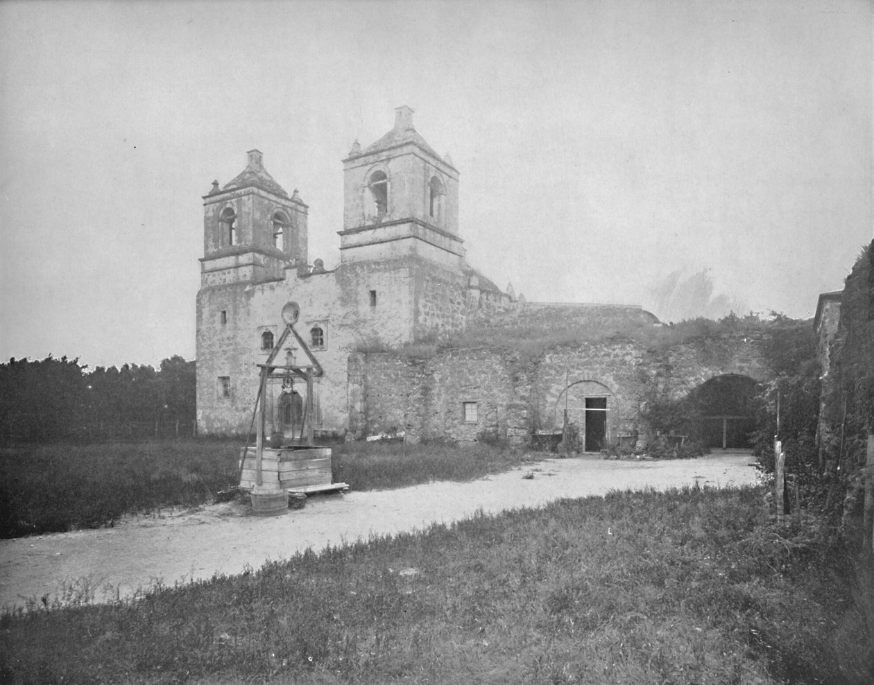 पुराने स्पेनिश मिशन, सैन एंटोनियो, टेक्सास, c1897। द्वारा अज्ञात