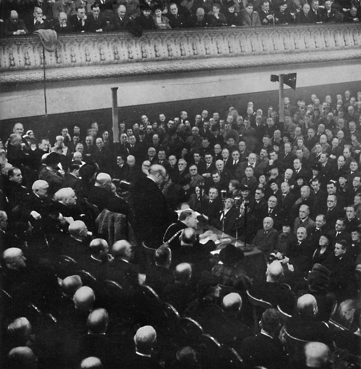 27 जनवरी को, श्री चर्चिल ने फ्री ट्रेड हॉल, मैनचेस्टर, 1913, 1945 में एक दर्शकों को संबोधित किया द्वारा अज्ञात