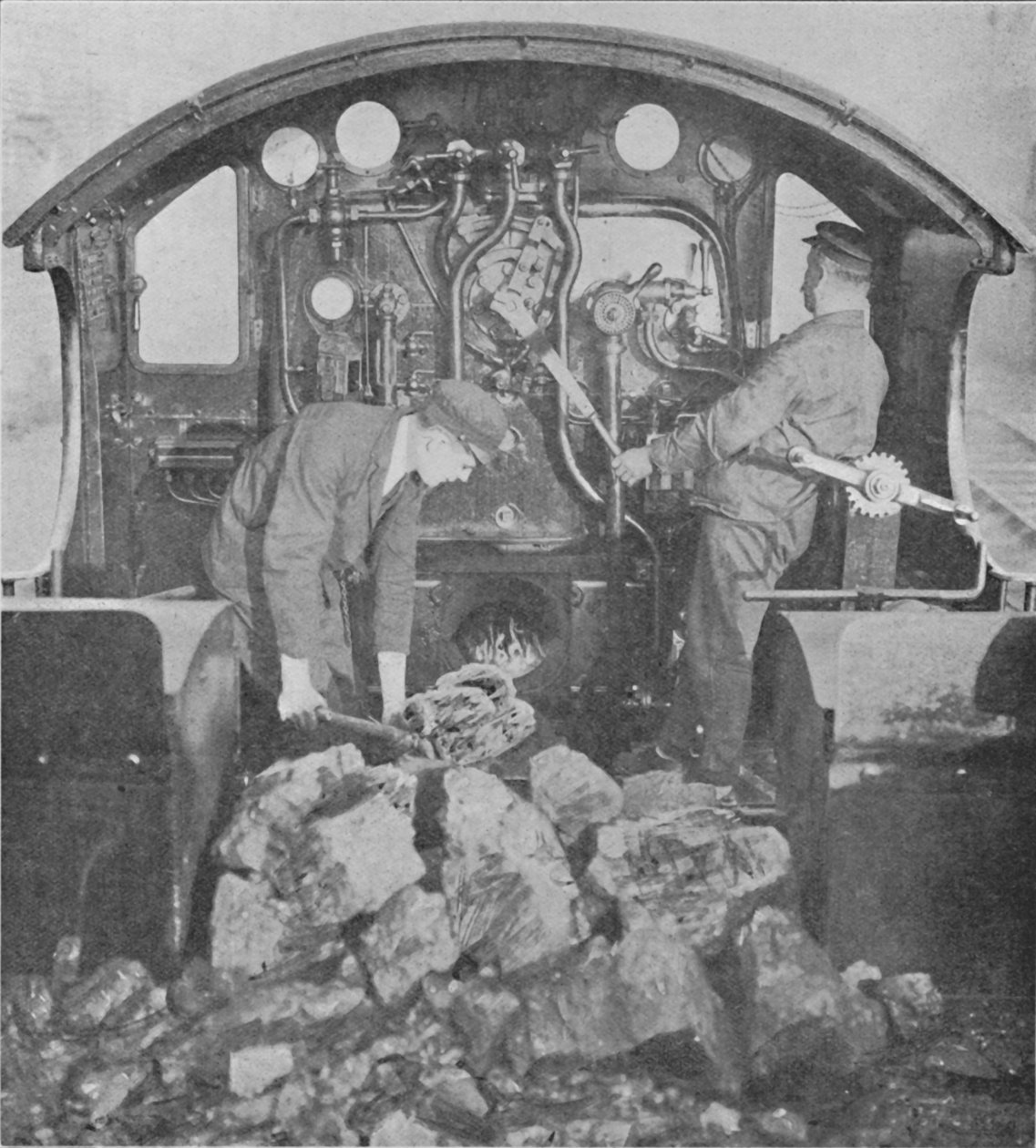 1926 में एक ग्रेट वेस्टर्न एक्सप्रेस इंजन के फूटप्लेट पर द्वारा अज्ञात