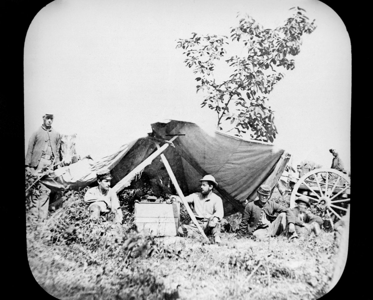 अमेरिकन सिविल वॉर, 1861-1865 के दौरान जनरल ग्रांट्स यूनियन फील्ड टेलीग्राफ स्टेशनों में से एक द्वारा अज्ञात