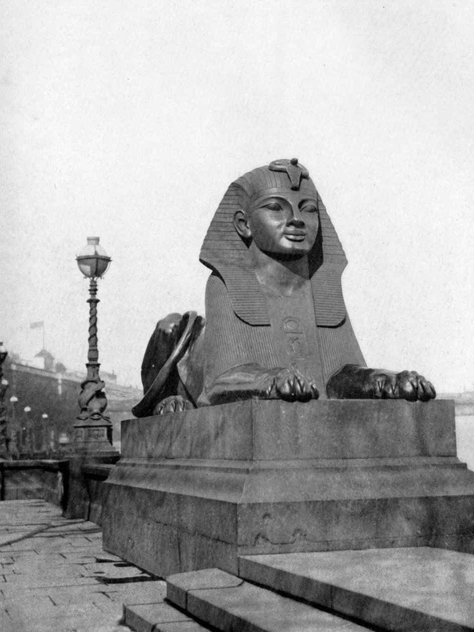 स्फिंक्स में से एक, विक्टोरिया तटबंध, लंदन, 1924-1926 द्वारा अज्ञात