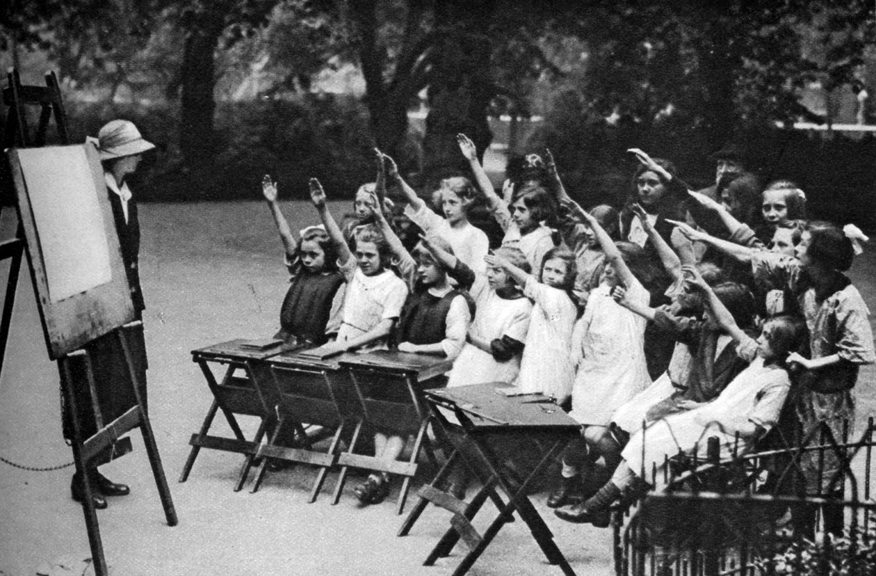लन्दनइन्स इन फील्ड्स, लंदन में 1926-1927 में ओपन एयर क्लास द्वारा अज्ञात