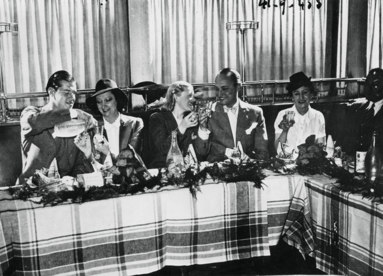 लोकप्रिय फ्रांसीसी गायकों द्वारा एक रेस्तरां का उद्घाटन, पेरिस, 1941 सितंबर द्वारा अज्ञात