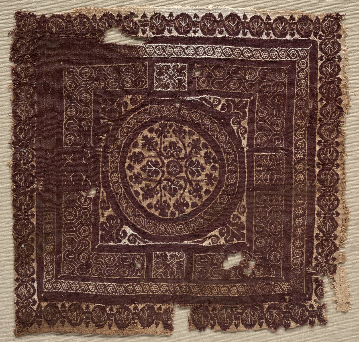 प्रतीकात्मक Interlacing समुद्री मील, 400s - 600s के साथ आभूषण। द्वारा अज्ञात