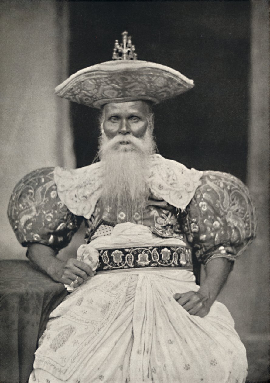 पुरानी सिंहली पोशाक, 1926 में कैंडी में स्थानीय परिषद द्वारा अज्ञात