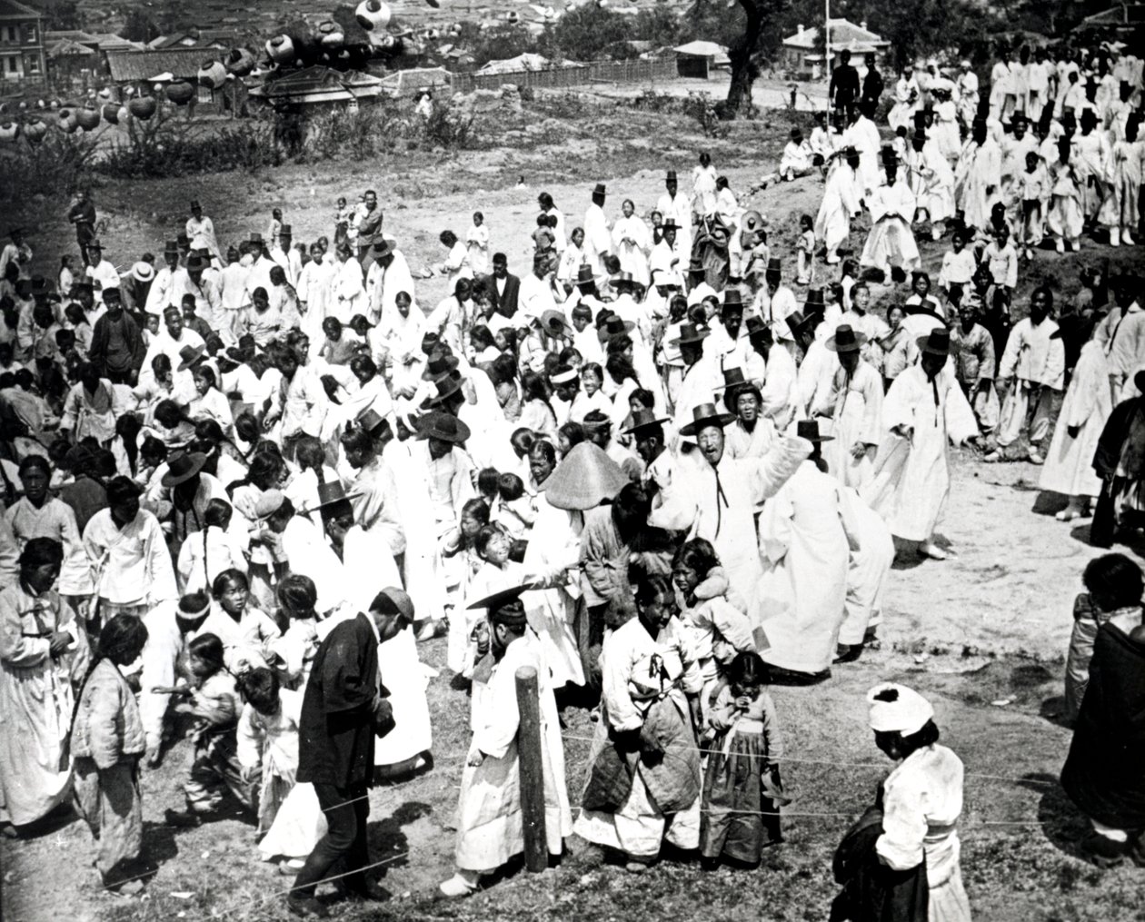 आउटडोर सभा, कोरिया, 1900 द्वारा अज्ञात