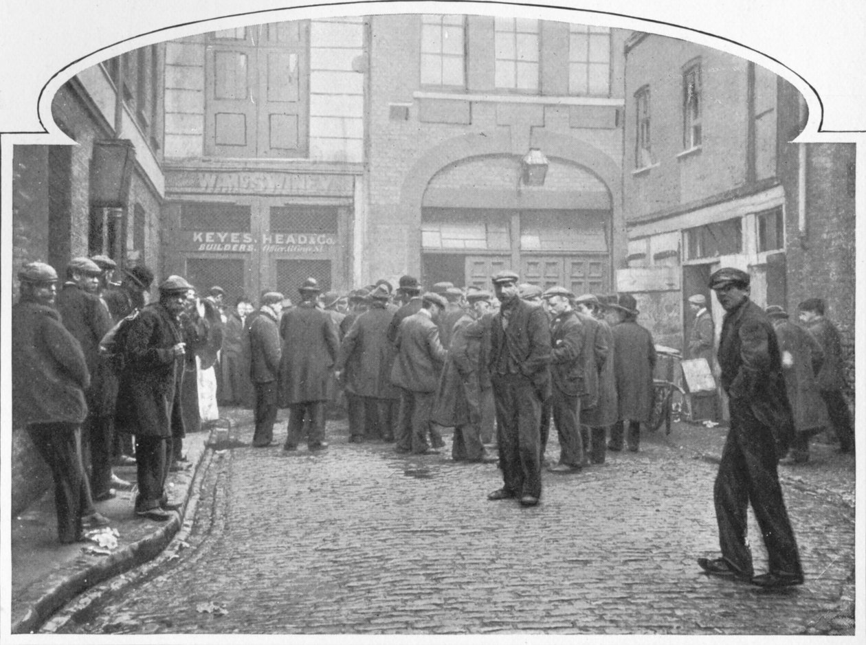 एक सूप रसोई के बाहर, गार्स यार्ड, मैरीलेबोन, लंदन, c1903 1903 द्वारा अज्ञात