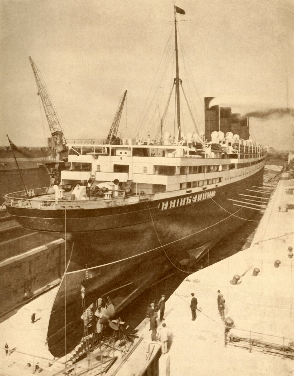 लिवरपूल में एक ग्रेविंग डॉक में एक बड़े लाइनर की ओवरहॉलिंग, c1930। द्वारा अज्ञात