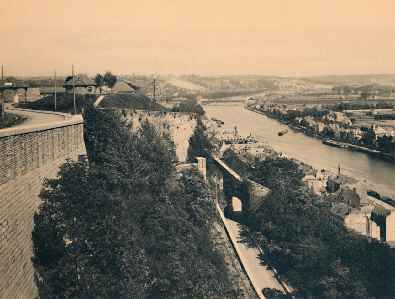 मर्सिलेज़ रोड से देखे गए द मेयुस का पैनोरमा, c1900 द्वारा अज्ञात