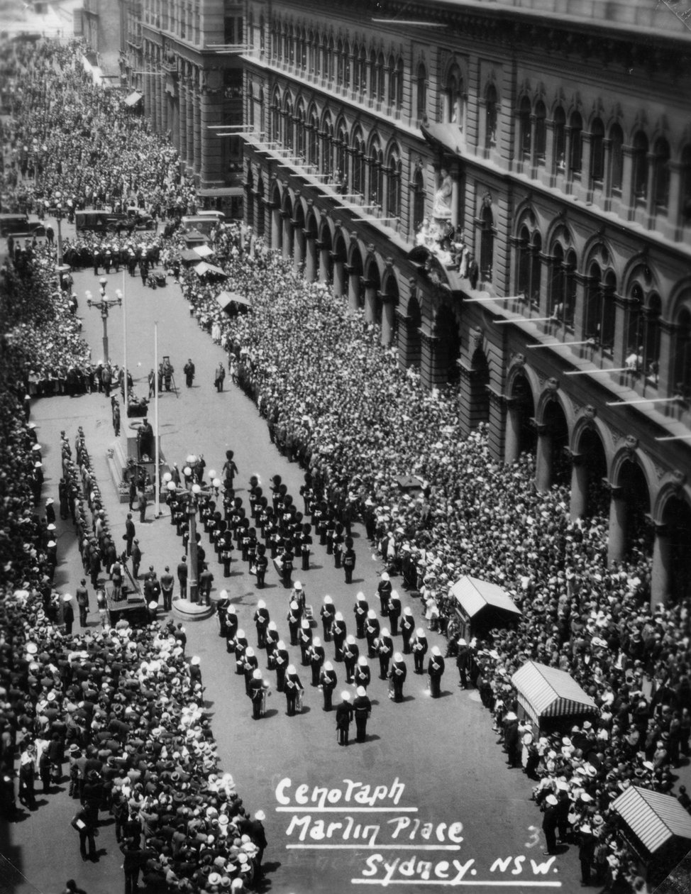 केनोटैफ़, मार्टिन प्लेस, सिडनी, न्यू साउथ वेल्स, 1945 या 1946 में परेड द्वारा अज्ञात