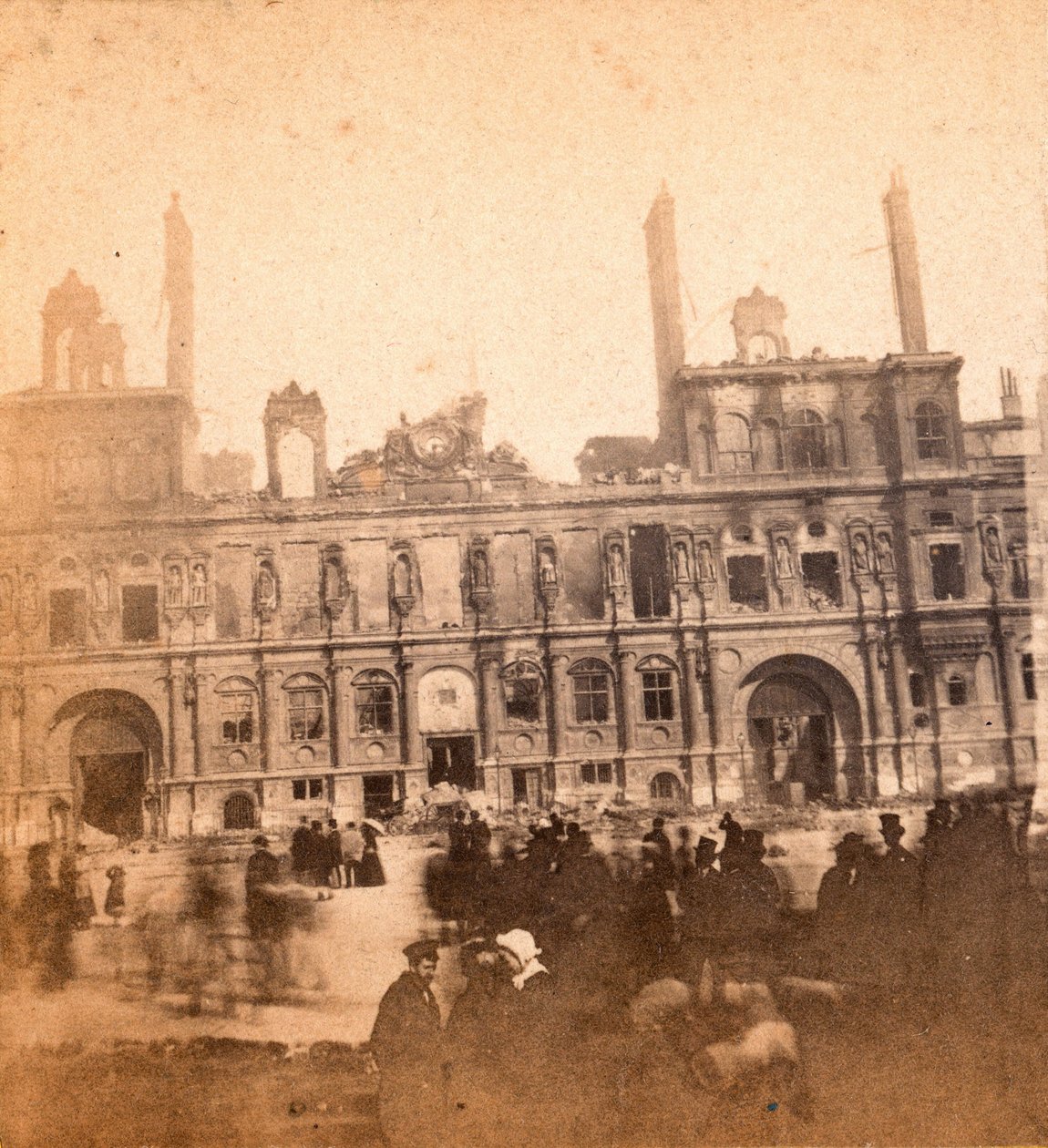 पेरिस कम्यून (1871): मई 1871 की आग के बाद होटल डी विले का दृश्य। बेनामी फोटोग्राफी। कार्डबोर्ड डिम पर प्रिंट करें। 8,5x8 सेमी द्वारा अज्ञात