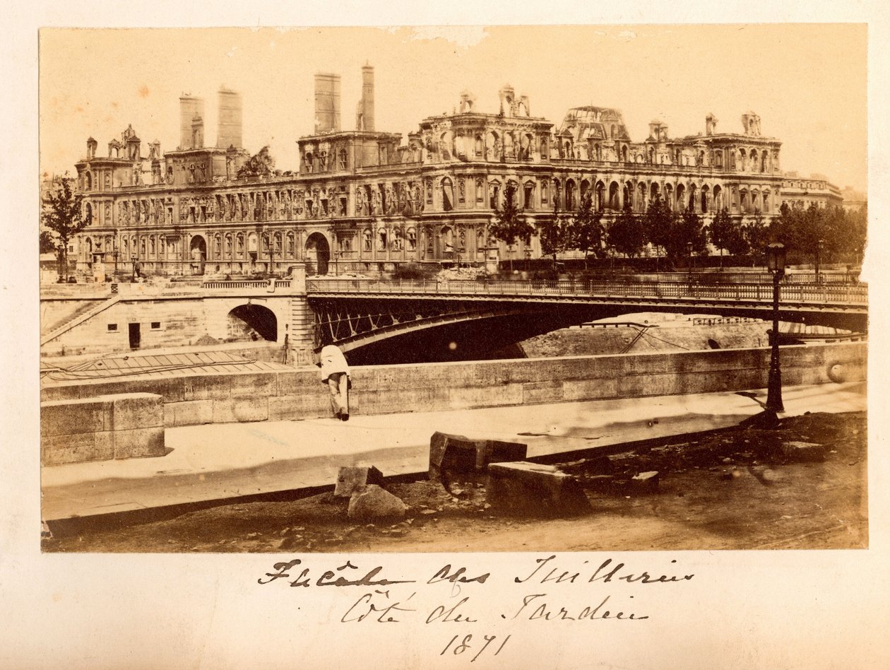 पेरिस कम्यून (1871): मई 1871 की आग के बाद आर्कोल और होटल डी विले के पुल का दृश्य। बेनामी फोटोग्राफी। कार्डबोर्ड पर प्रिंट करें द्वारा अज्ञात