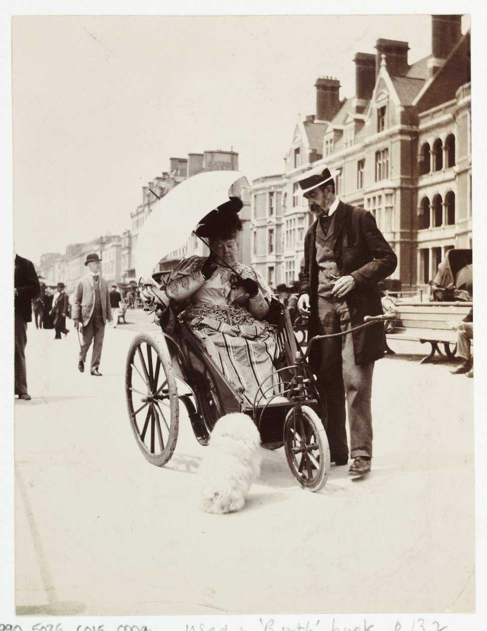 पेशेंट केयर, व्हीलचेयर वूमन इन ए बाथचेयर, c 1900 द्वारा अज्ञात