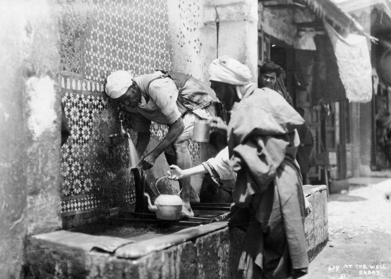 राबट, मोरक्को, c1920s-c1930s से एक पानी का संग्रह करने वाले लोग द्वारा अज्ञात