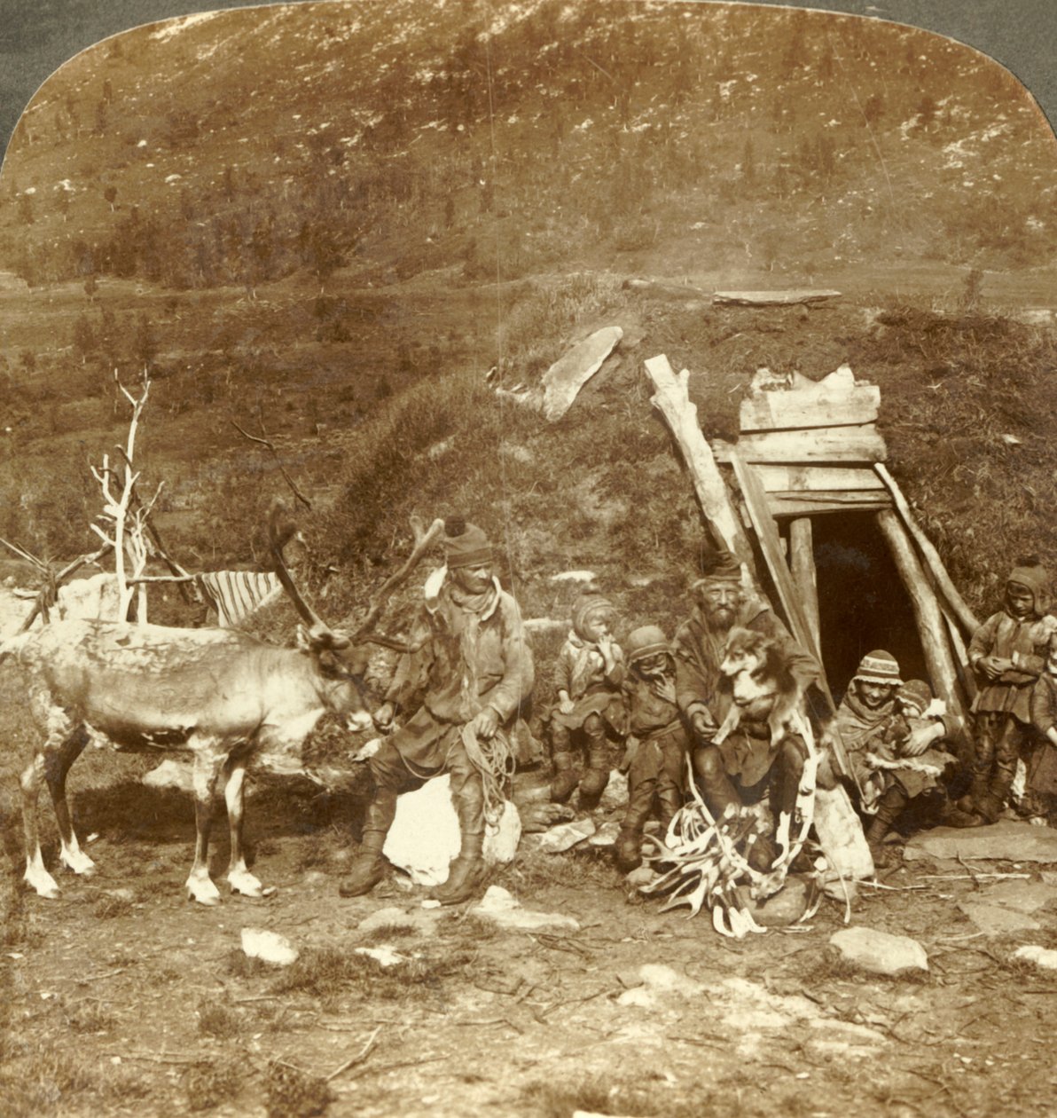 फ्रॉमिड नॉर्थ-लैप घर और परिवार के लोग, ट्रोम्सो, नॉर्वे के पास, c1905। द्वारा अज्ञात