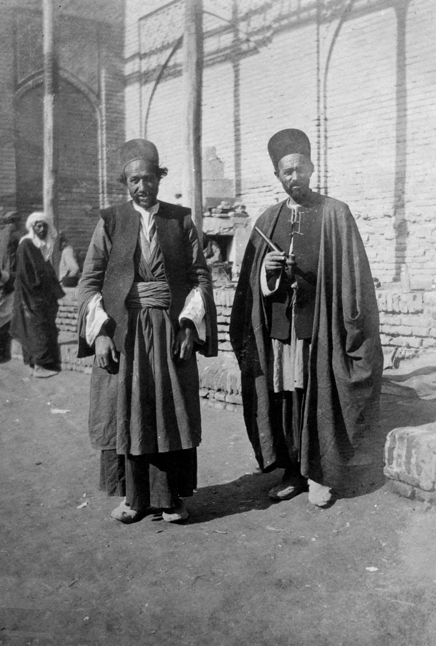1917-1919, काज़िमैन मस्जिद के बाहर फ़ारसी तीर्थयात्री द्वारा अज्ञात