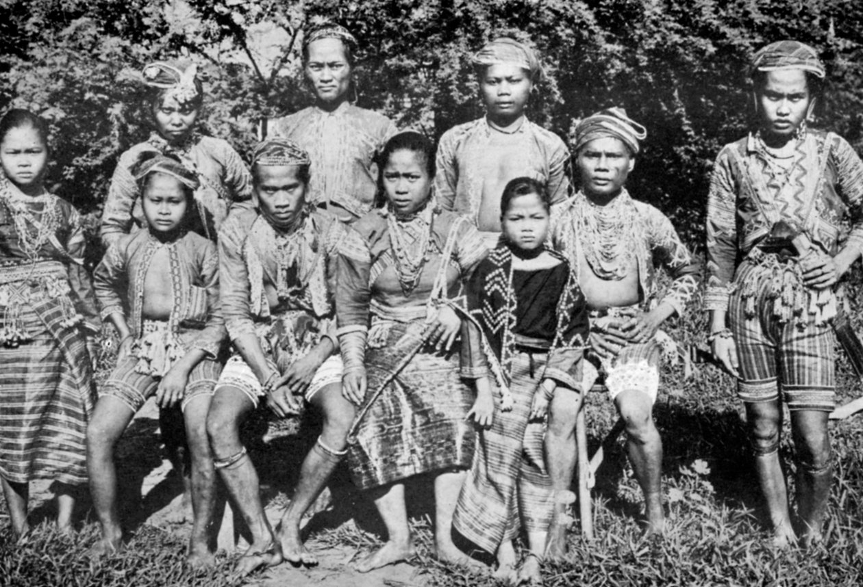 फिलीपीन आइलैंडर्स इन द-डे कॉस्ट्यूम, 1926 द्वारा अज्ञात