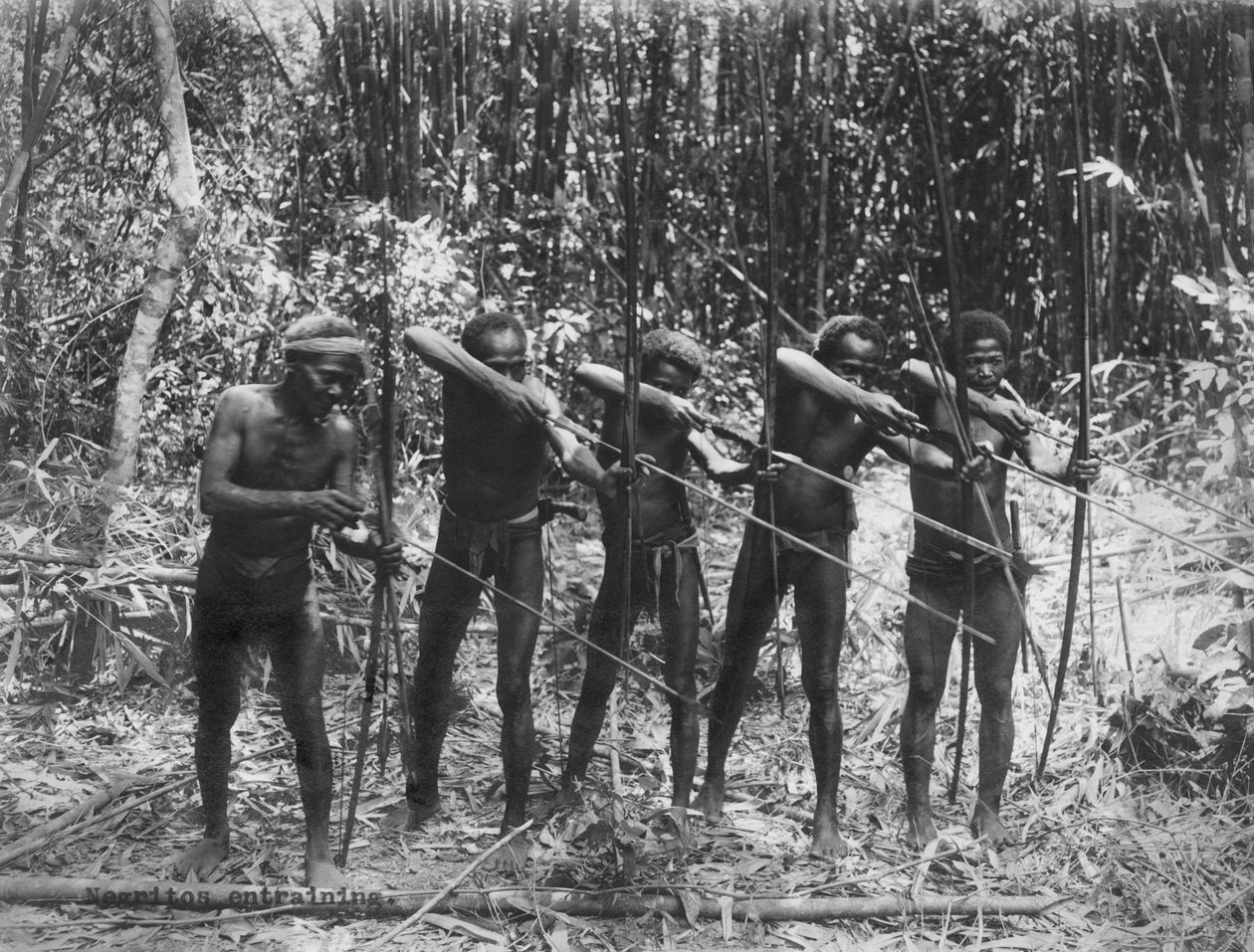 फिलीपींस: c.1890 नेग्रिटो जनजाति के पुरुष सदस्य अपने शिकार कौशल दिखा रहे हैं (b/w फोटो) द्वारा अज्ञात