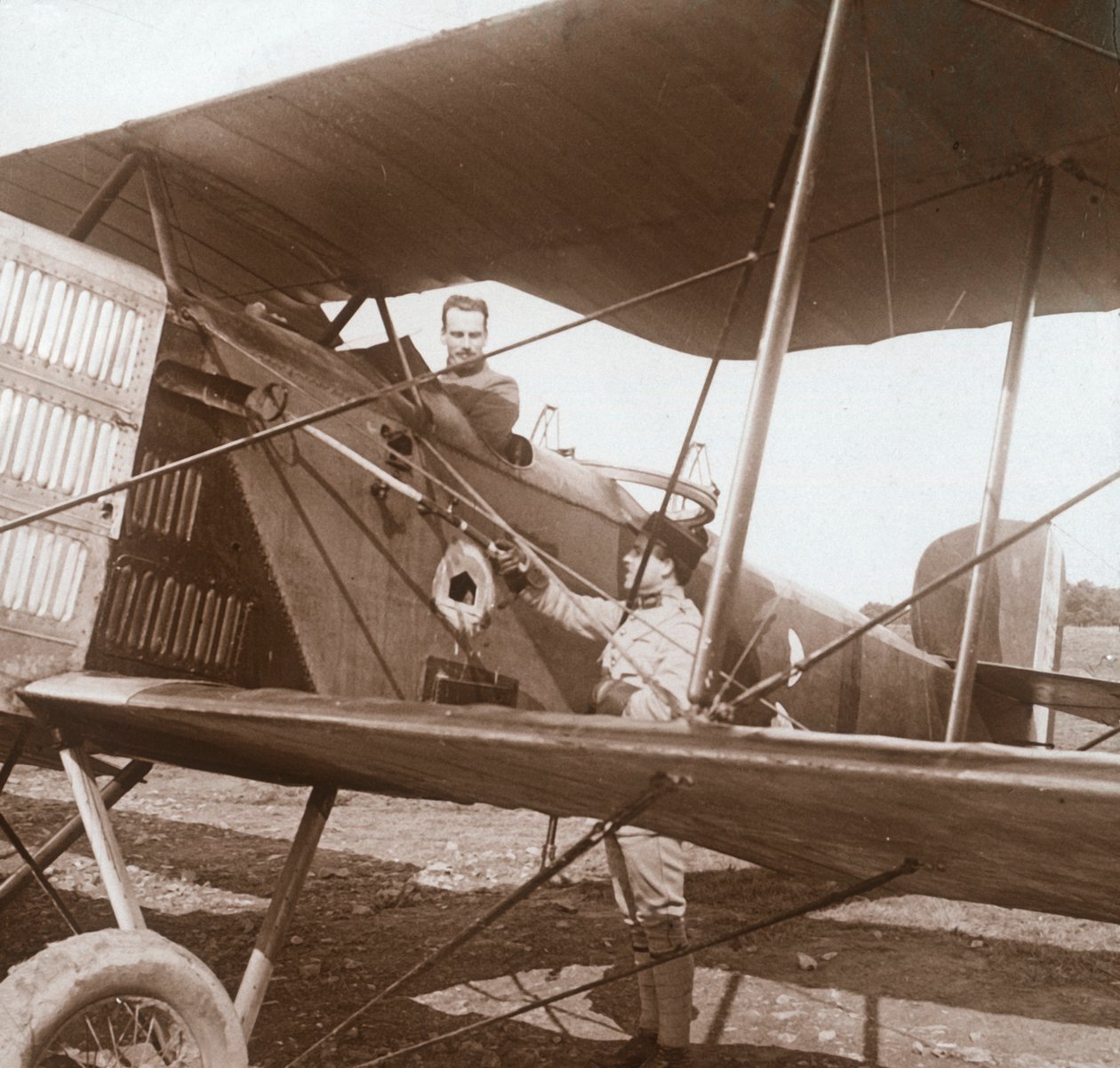 पायलट इन बाइप्लेन, c1914-c1918 द्वारा अज्ञात