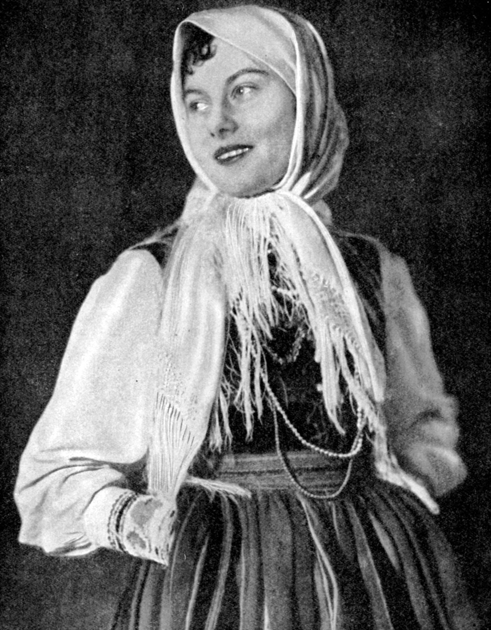 पारंपरिक पोशाक में पोलिश महिला, 1936 द्वारा अज्ञात