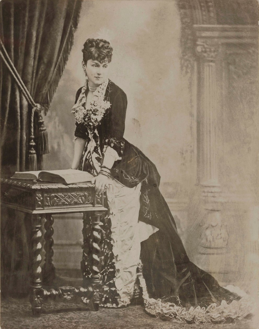 Marquise Marie Arconati Visconti का पोर्ट्रेट, नी Peyrat 1840-1923, 1870। द्वारा अज्ञात