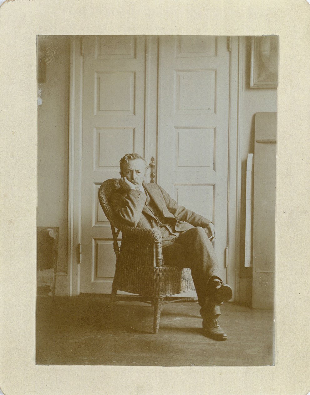 विल्हेम हैमरशोई का पोर्ट्रेट 1864-1916। द्वारा अज्ञात