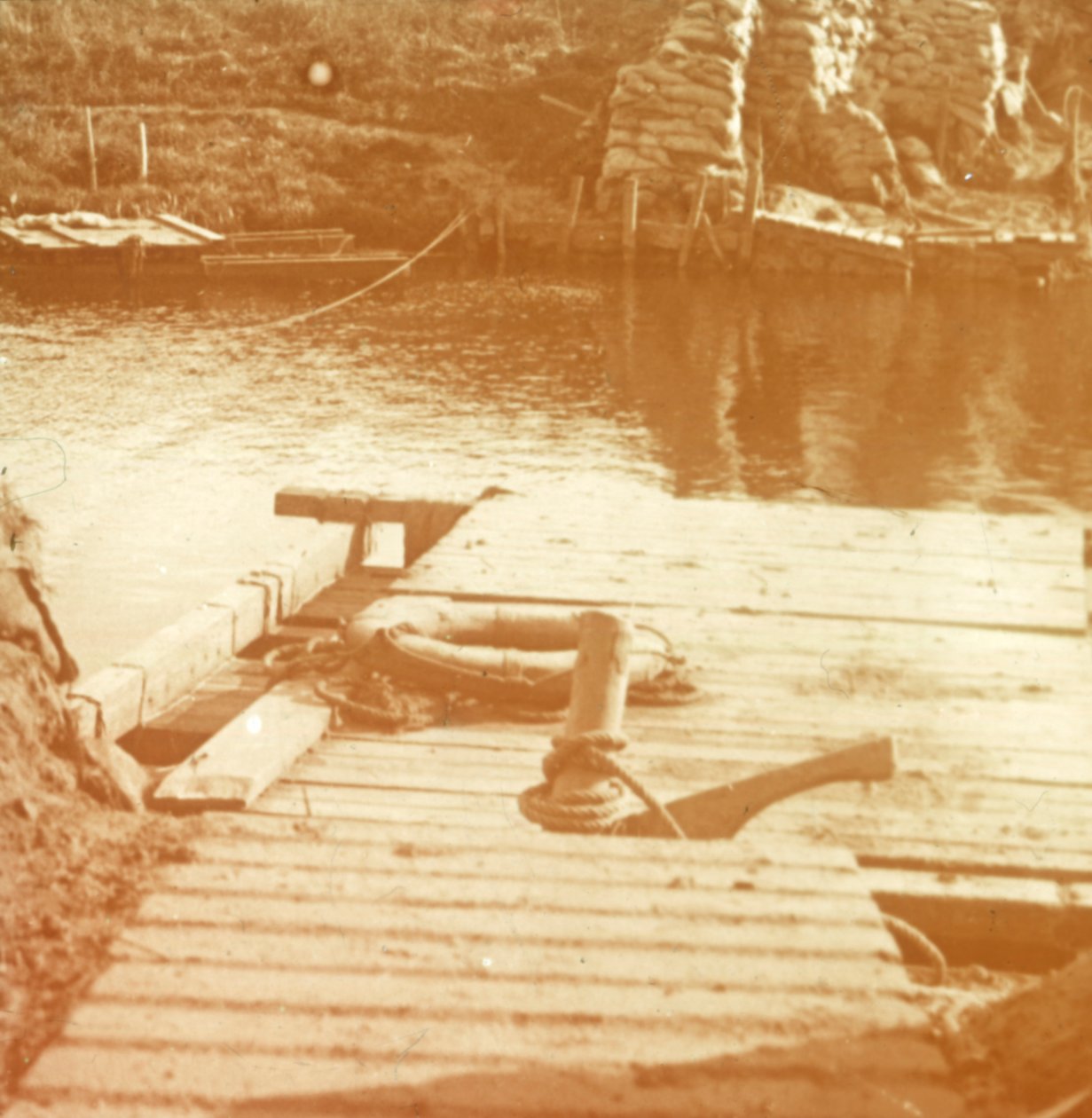 नदी तट पर पोस्ट, Diksmuide, बेल्जियम c1914-c1918 द्वारा अज्ञात