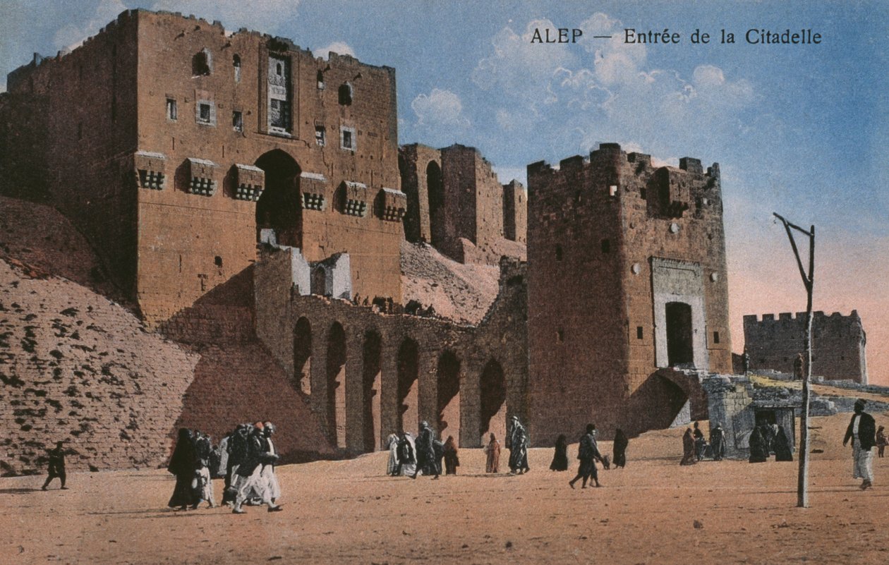 अलेप्पो में गढ़ के प्रवेश द्वार को दर्शाने वाला पोस्टकार्ड, c.1920 (रंग फोटोलिथो) द्वारा अज्ञात