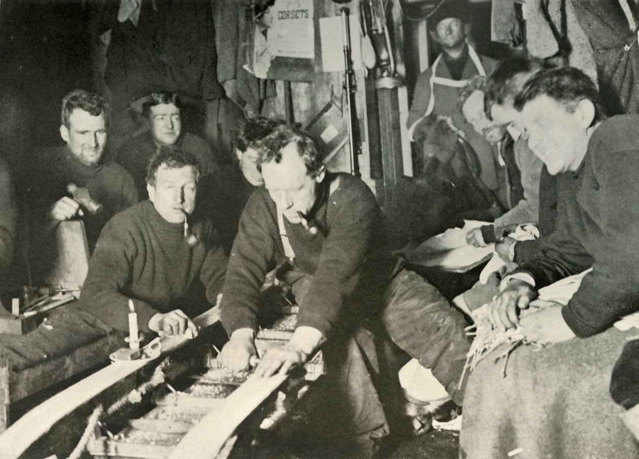 विंटर, 1908, 1909 के दौरान ए स्लेज तैयार करना द्वारा अज्ञात