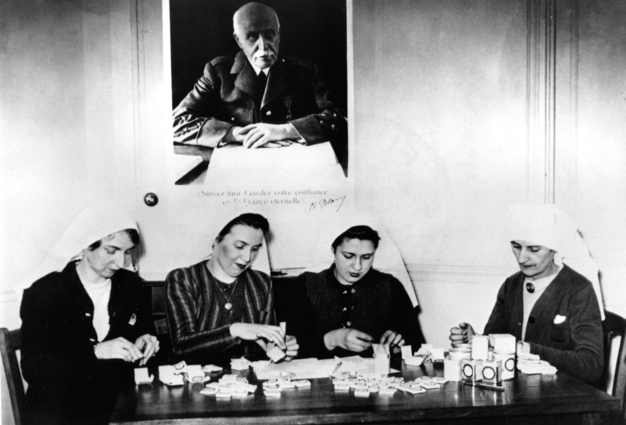 विटामिन की मिठाई तैयार करना, जर्मन-कब्जे वाले फ्रांस, 1940-1944 द्वारा अज्ञात