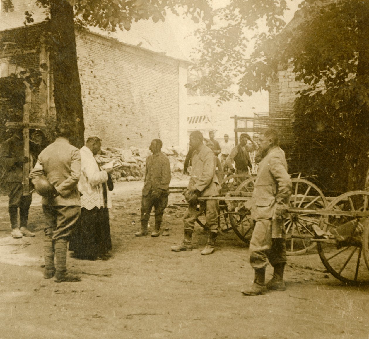 पुजारी कहते हैं खुली हवा में द्रव्यमान, c1914-c1918 द्वारा अज्ञात