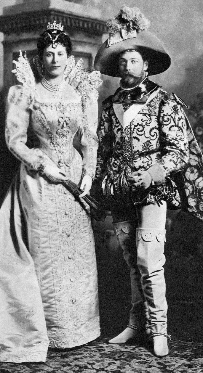 फैंसी ड्रेस, डेवोनशायर हाउस बॉल, 1897 में प्रिंस जॉर्ज और मैरी ऑफ टेक द्वारा अज्ञात
