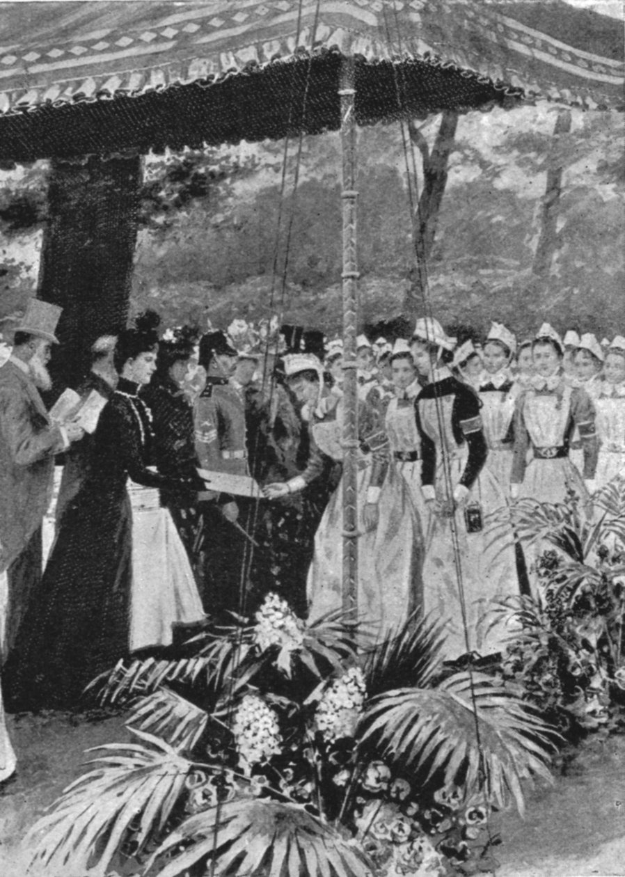 प्रिंसेस एलेक्जेंड्रा Marlborough हाउस, 21 जुलाई, 1899, 1901 में नर्सों को प्रमाण पत्र प्रस्तुत करते हुए। द्वारा अज्ञात