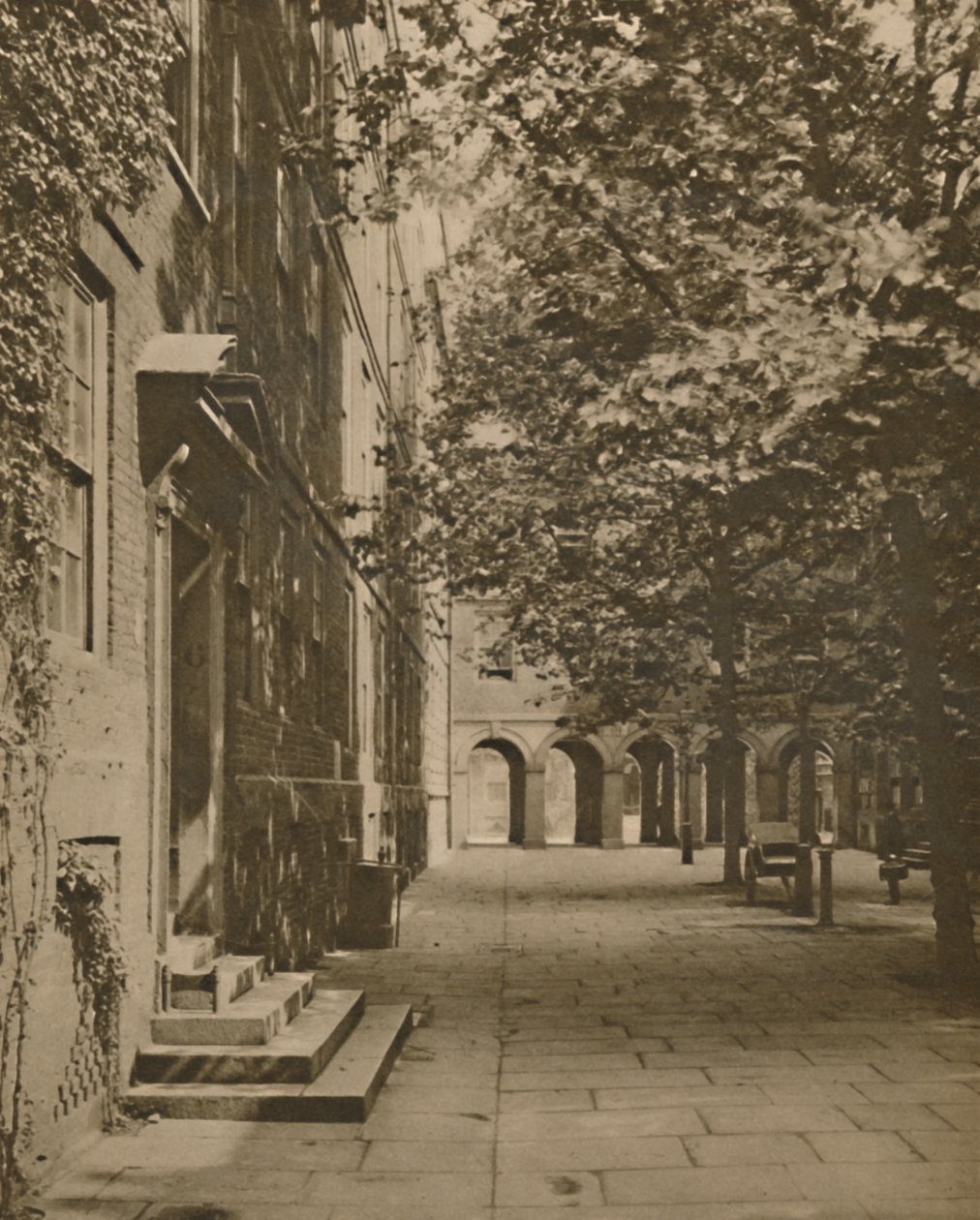 पत्तों और धूप की गर्मियों की परिधान में पंप कोर्ट, c1935। द्वारा अज्ञात