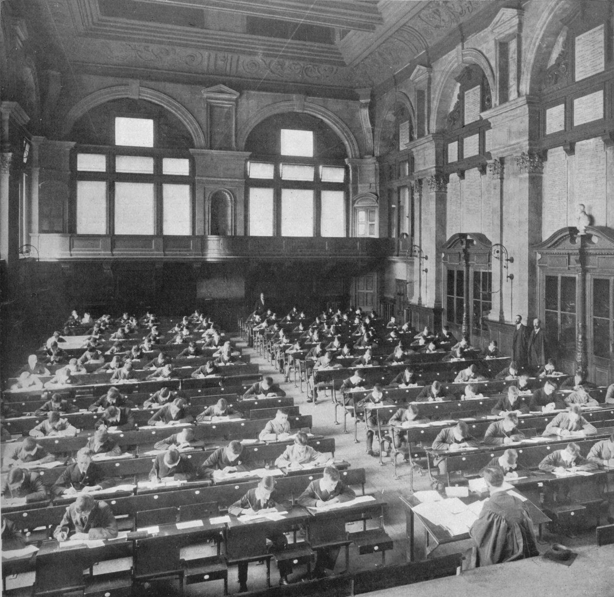 C1903 1903 के सिटी स्कूल ऑफ लंदन स्कूल में एक परीक्षा में बैठे हुए छात्र द्वारा अज्ञात